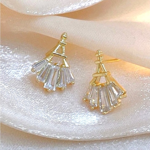 “Eiffel Tower” Paris France Parisian Gold Clear Crystal Travel Memento Earrings - Picture 4 of 5
